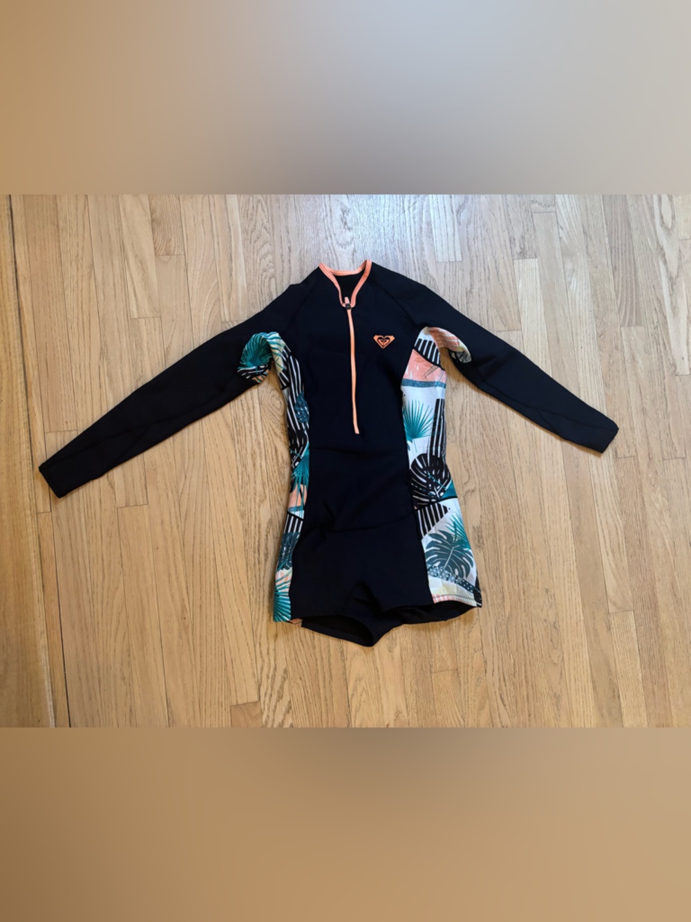 Roxy Womens Black Long Sleeve Rashguard Swimsuit with Coral Trim size M